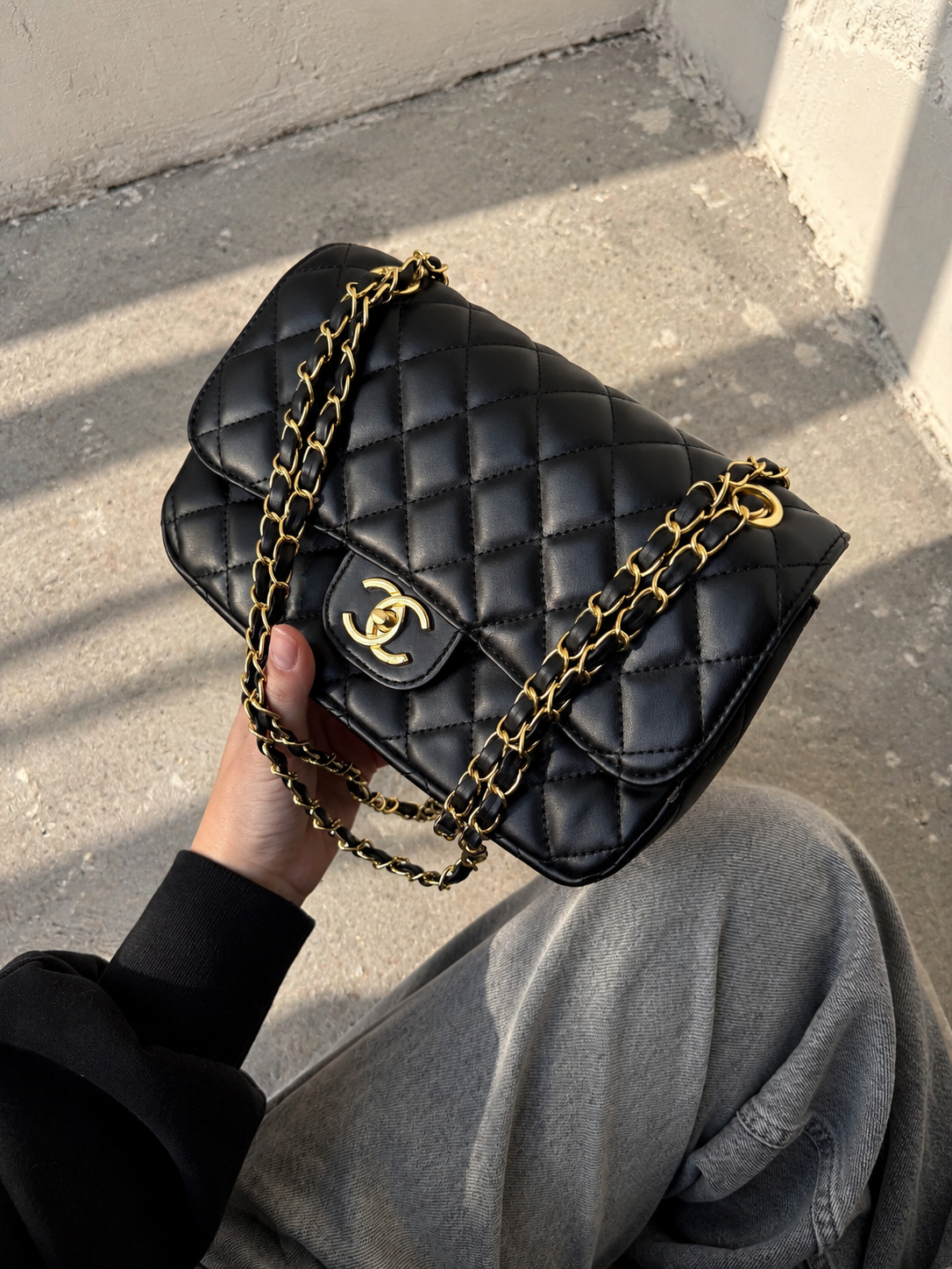Сумка " Chanel " випукла золота фурнітура